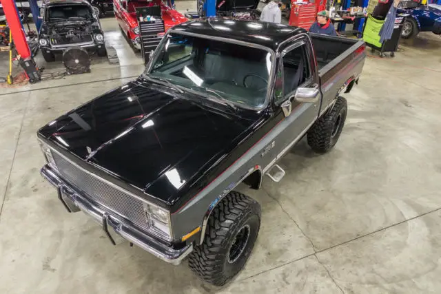 350, 700r4 auto tran, pwr steering, pwr brakes, 4x4, a/c, lifted, original metal