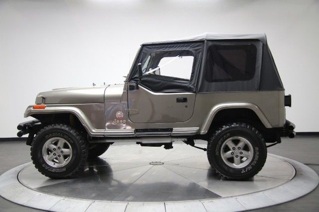 1990 wrangler sahara, 350ci v8 conversion, new top, new upholstery, new paint!