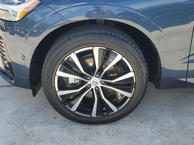 2023 volvo xc60 b5 plus dark theme