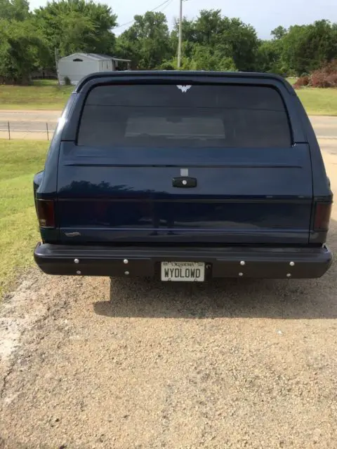 custom chevy suburban dually air suspension show truck suv (squarebody, c10 k5)