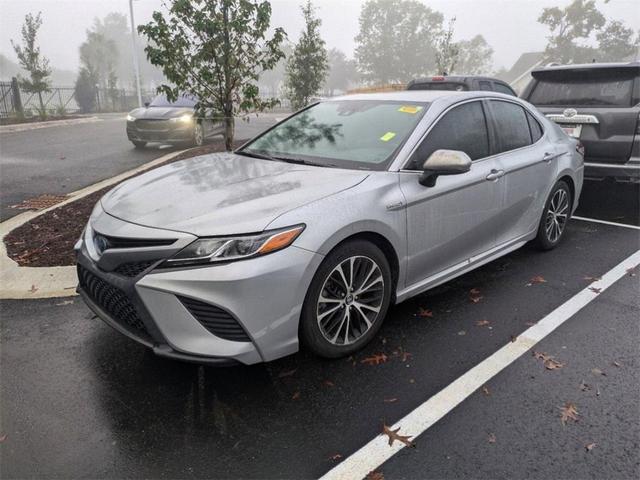 2019 toyota camry hybrid se