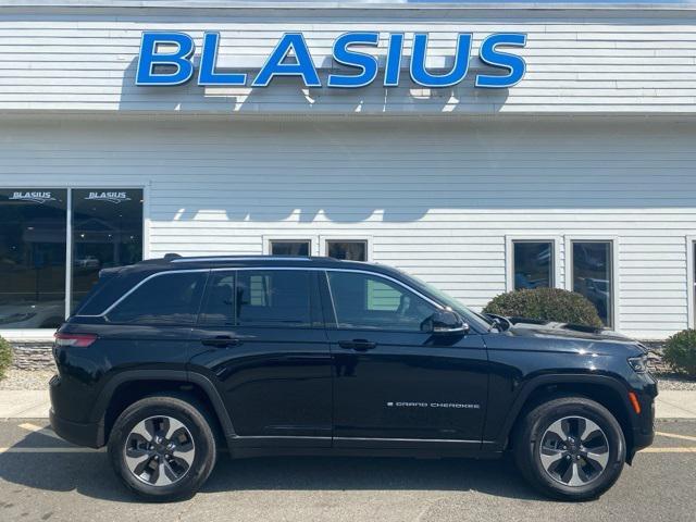 2022 jeep grand cherokee 4xe base