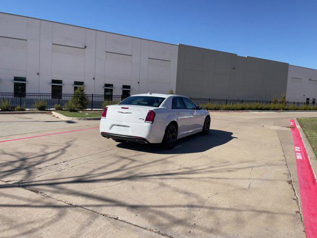 2022 chrysler 300 s