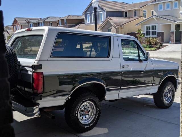 1993 ford bronco xlt,,,,, 1 owner vehicle,,,,beautiful two tone !!!!