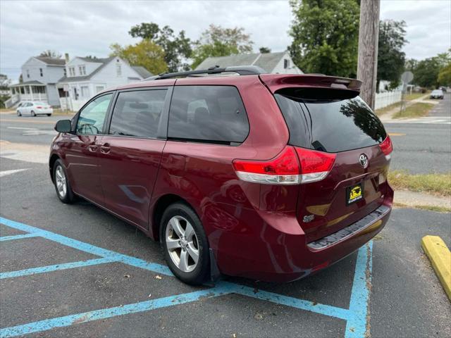2011 toyota sienna le