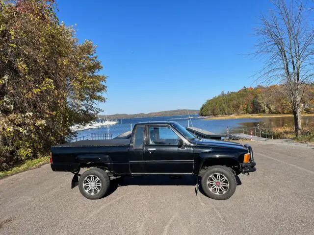 1988 toyota sr5 ext cab pickup 4wd efi black, front roll bumper, runs great!