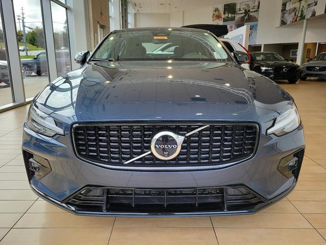 2024 volvo s60 plus dark theme