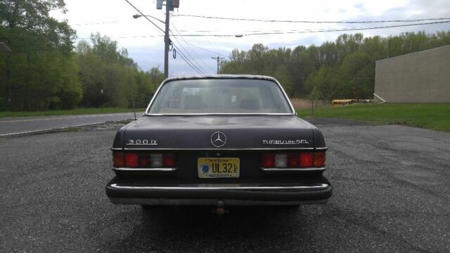 1985 mercedes-benz 300d sedan with extras. title in hand!