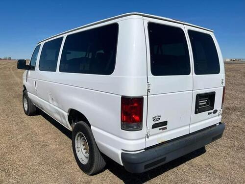 2013 ford e350 super duty passenger xl van 3d