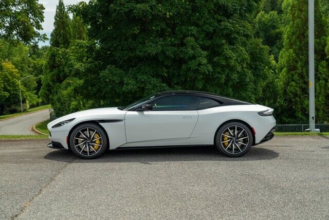 2023 aston martin db11 v8