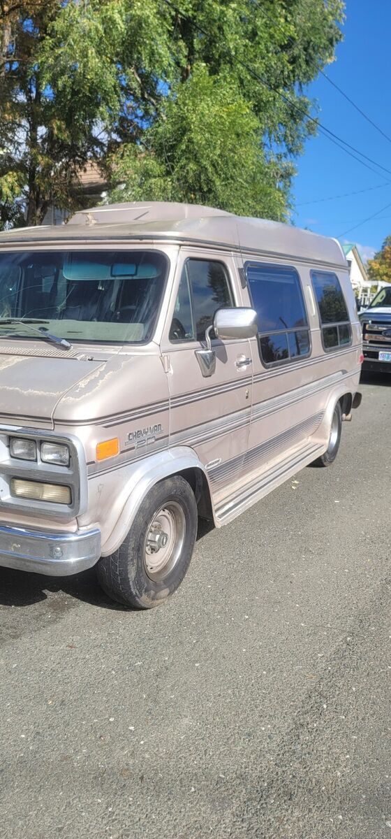 runs great! new battery! 93 g20 chevy conversion van camper vanlife solar