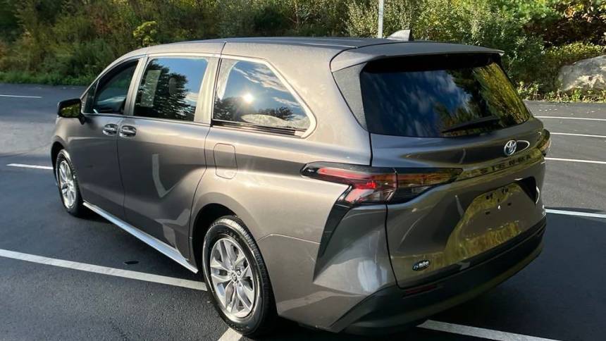 2024 toyota sienna le 8-passenger