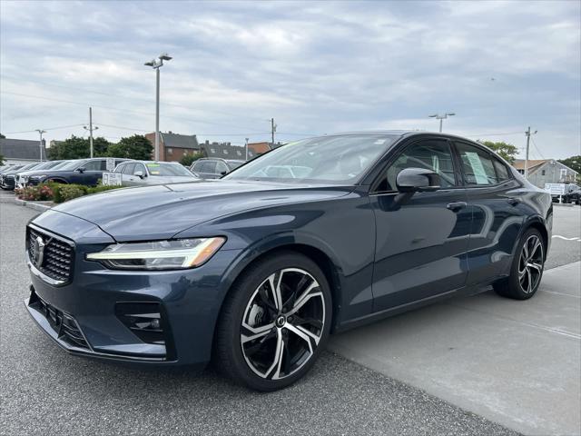 2023 volvo s60 plus dark theme