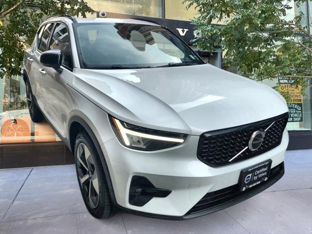 2023 volvo xc40 b5 plus dark theme