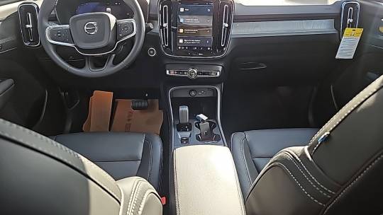 2025 Volvo XC40