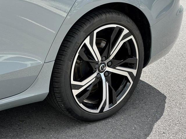 2024 volvo s60 b5 core dark theme