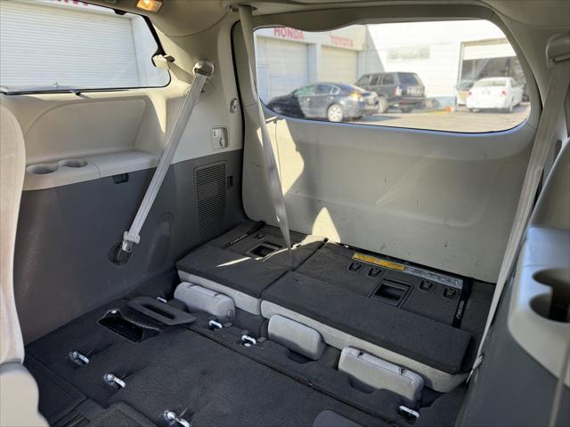 2011 toyota sienna le