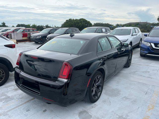 2022 chrysler 300 touring