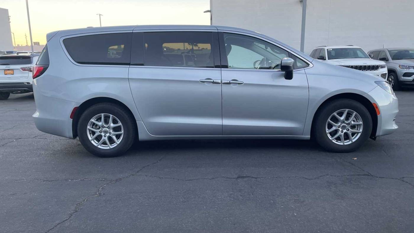 2022 chrysler voyager lx
