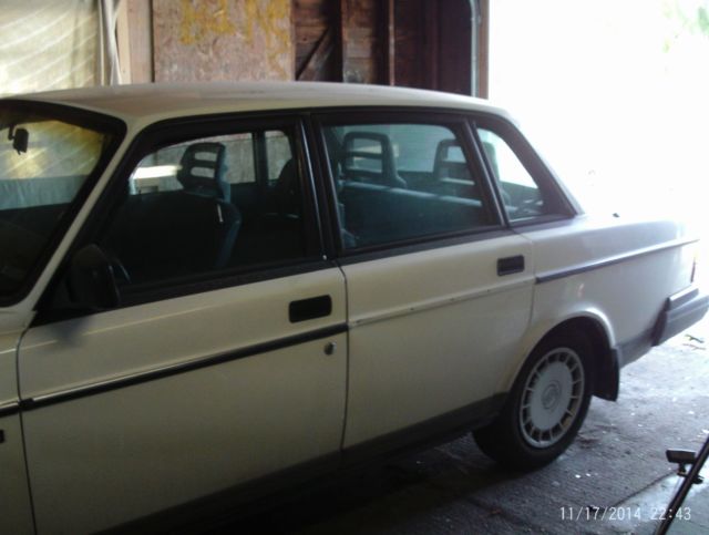 volvo 240~1993~needs electrical repair~engine transmission & body in good shape