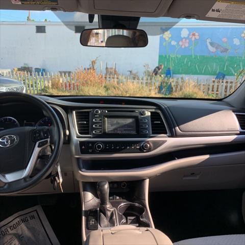 2017 toyota highlander le