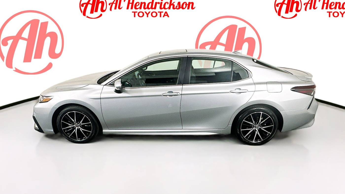 2024 toyota camry hybrid se