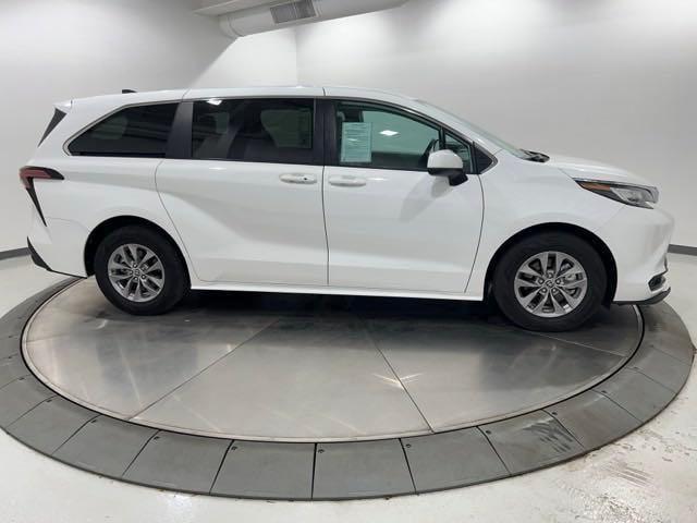 2022 toyota sienna le