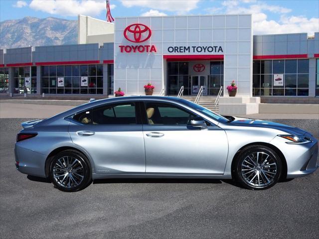 2022 lexus es 300h base