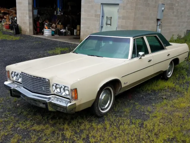 1976 chrysler newport 4-door sedan