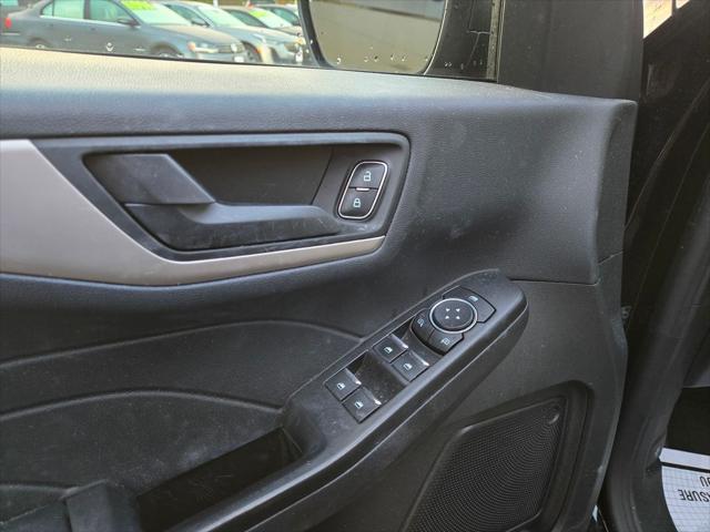 2022 ford escape se