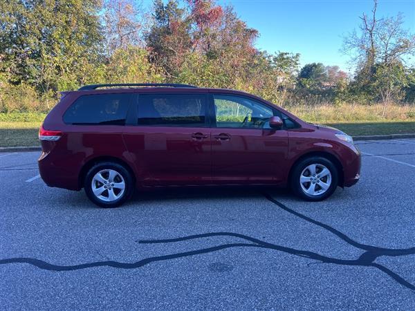 2011 toyota sienna le