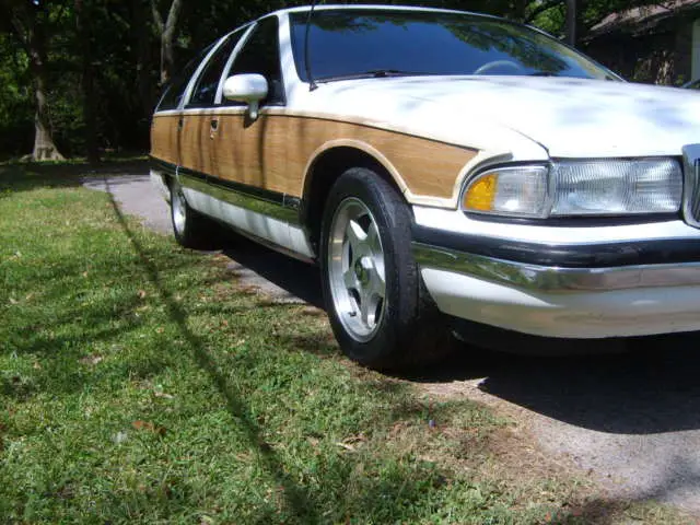 1992 buick roadmaster , white with v8 and auto trans, sun roof with tan seats