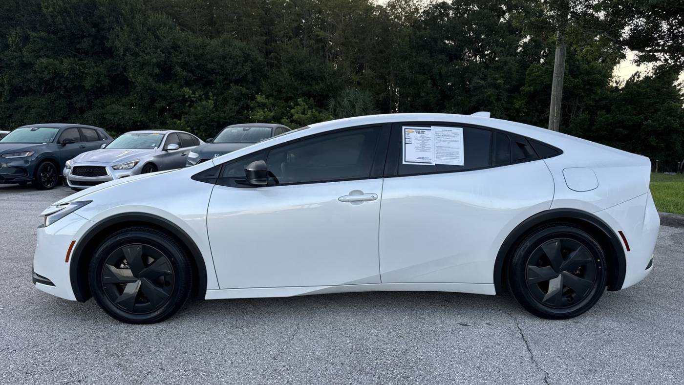2023 toyota prius le