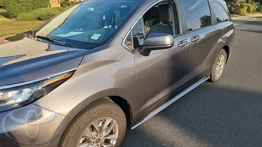 2022 toyota sienna le 8-passenger