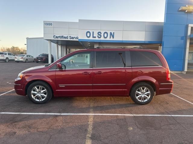 2010 chrysler town & country touring