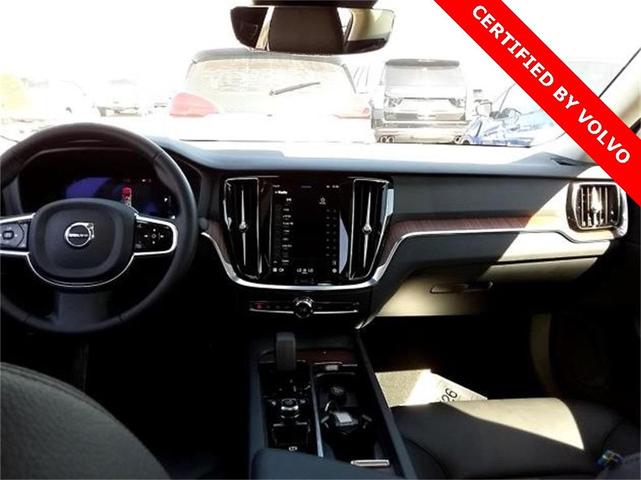 2024 volvo s60 b5 plus dark theme
