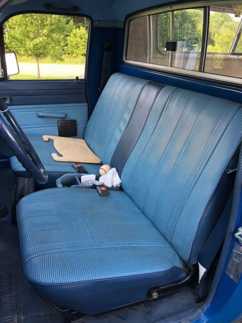 1982 toyota hilux 2-door pickup with cap