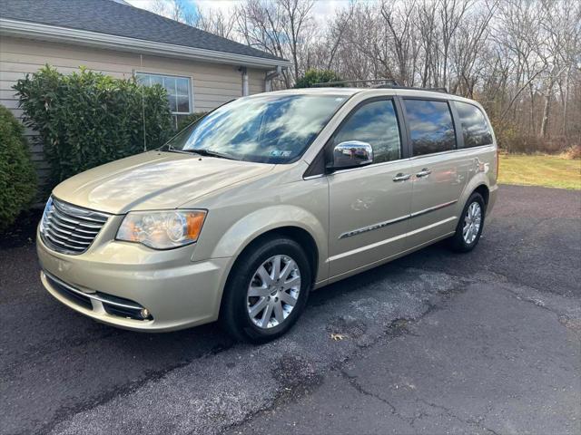 2011 chrysler town & country touring-l