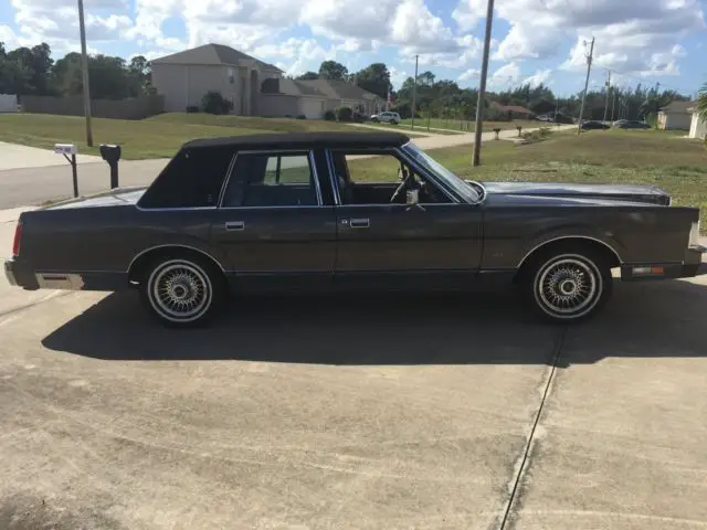 lincoln town car designer series.. 11,600 miles mint!! .. no reserve