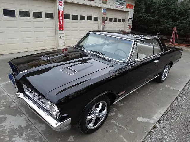 1964 pontiac gto......4 speed manual.....tri power