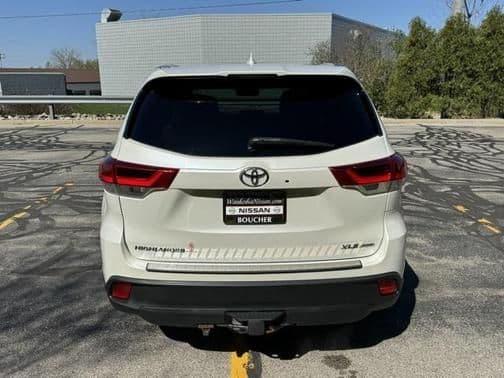 2017 toyota highlander xle in waukesha, wisconsin