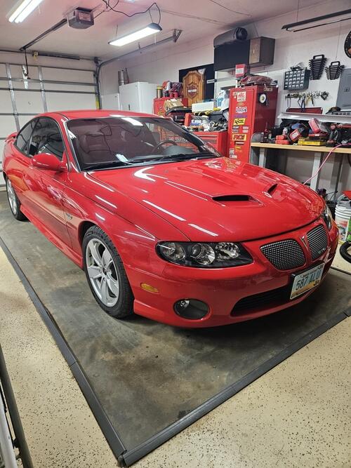 2005 gto. always garaged.26,327 miles. 6 speed manual transmission.all original