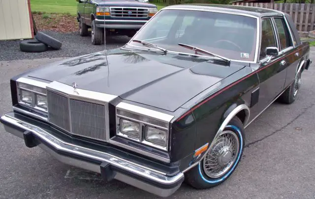 1983 chrysler new yorker fifth avenue - outstanding condition no rust black/red
