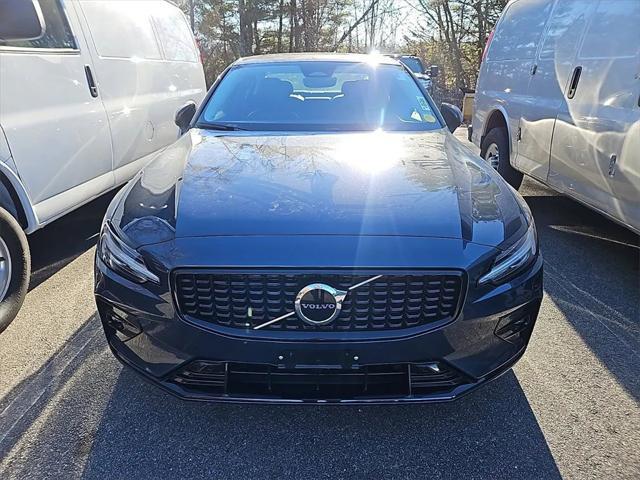2024 volvo s60 b5 core dark theme