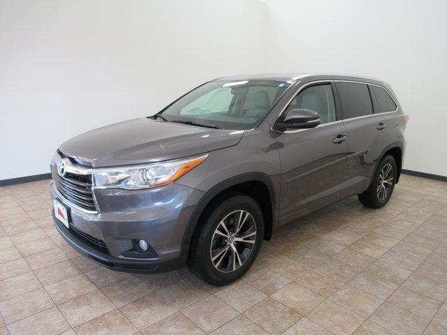 used 2016 toyota highlander xle v6 milwaukee, wi 53209 for sale in milwaukee, wisconsin