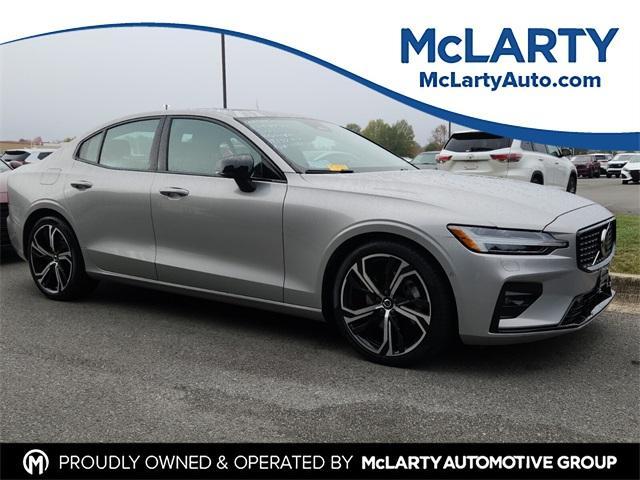 2024 volvo s60 b5 plus dark theme