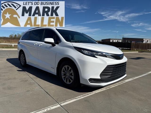 2021 toyota sienna le