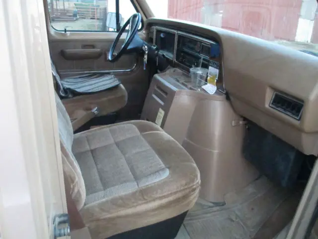 clubwagon e150 xlt-super clean in & out/vacation travel & weekend camping ready!