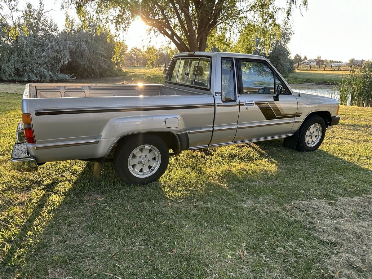 1985 toyota pickup pickup grey xtracab rn59 sr5