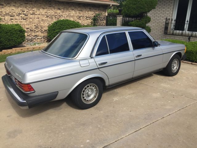1985 mercedes-benz 300d w123 base sedan 4-door 3.0l
